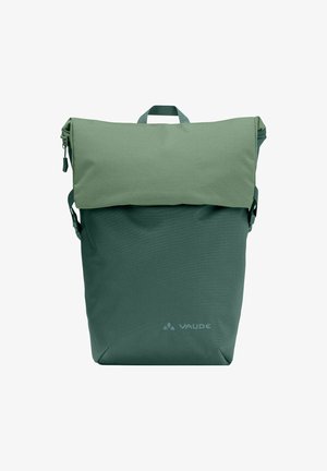 Tweekleurige groene Vaude-rugzak met bovenklep, draaghendel en zijsluitingen op een witte achtergrond.