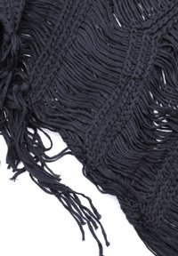 Stola in pizzo nera con un design a frange testurizzate, con motivi intrecciati e bordi occhiali, creando un aspetto stratificato.