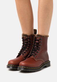 Dr. Martens Stivaletti stringati - brown