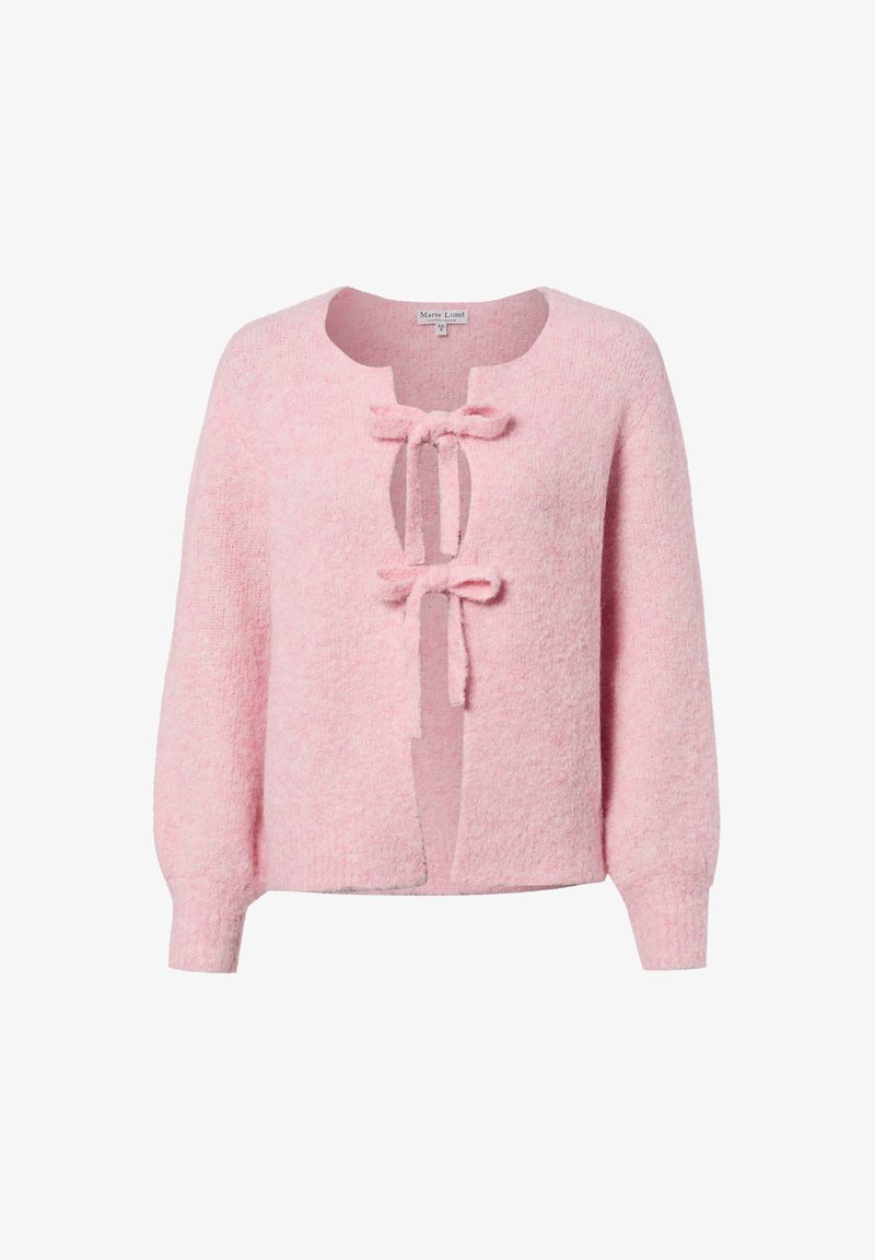 Cardigan en tricot rose doux avec manches longues, encolure ronde, et deux nœuds à l'avant comme fermetures.
