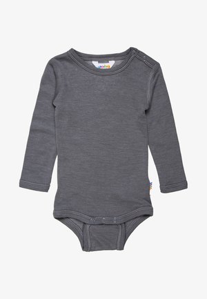 Szürke, hosszú ujjú bodysuit, puha anyagból készült. Kerek nyakkivágással, vállnál és alján patentgombokkal, valamint színes oldalcímkével rendelkezik.