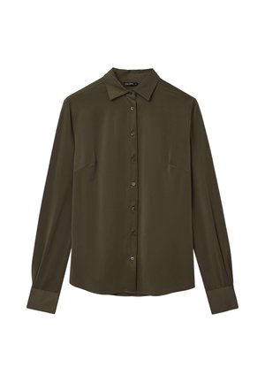 Camicia a maniche lunghe verde oliva con colletto a punta, chiusura frontale con bottoni e due tasche sul petto. Tessuto morbido e leggero con una leggera lucentezza.