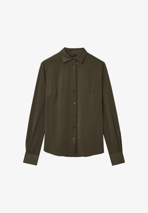 Chemise à manches longues vert olive avec un col pointu, fermeture à boutons sur le devant et deux poches poitrine. Tissu lisse et léger avec un léger éclat.