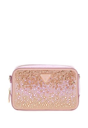 Rechthoekige roze en roségouden handtas met ritssluiting, versierd met een verloop van gouden en parelachtige studs en een centraal driehoekig Guess-logo.