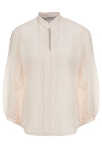 Blouse rose pâle en tissu transparent, avec un col montant, une ouverture en forme de clé, et des détails plissés à l'avant, ainsi que des manches bouffantes.