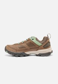 Scarpa da esterno marrone con pannelli in rete, accenti verde chiaro, suola in gomma, lacci testurizzati e un tab per il tallone che facilita l'indossamento.