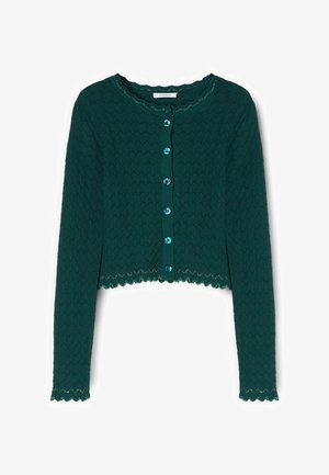 Tmavě zelený pletený krátký kardigan s dlouhými rukávy, vlnkovanými okraji a šesti tyrkysovými knoflíky vpředu.