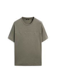T-shirt in cotone verde oliva, maniche corte, collo rotondo, con una cucitura orizzontale sul petto, texture liscia e vestibilità rilassata.