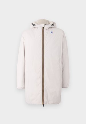 Witte winterjas met capuchon, ritssluiting aan de voorkant en klein blauw en rood logo op de borst, met fleece voering binnenin de kap.