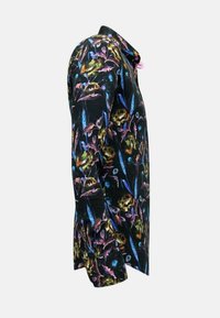 Langarmshirt van zwarte stof versierd met kleurrijke bloemen- en bladpatronen, met een knoopsluiting bij de kraag en een gebogen onderzoom.