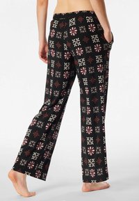 I pantaloni del pigiama neri con motivo presentano una combinazione di disegni floreali e geometrici in tonalità di rosso e crema, con una cintura elastica e tasche laterali.