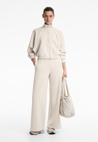 OYSHO SOFT TOUCH HIGH COLLAR STRIPED - Zip-up sweatshirt - sand