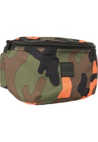 Kamo fanny pack v zelené, hnědé a oranžové barvě. Tkanina je strukturovaná; má zipový uzávěr a černou labele s logem. Kulatý tvar.