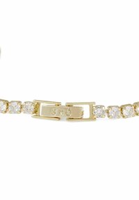 Guldbaserad armband med klara kubiska zirkonia-stenar, med en lås märkta "SNÖ" och en elegant design med fyrkantiga steninställningar.