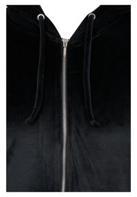 Černá sametová mikina na zip se stříbrným kovovým zipem, šňůrkami a měkkou texturou. Navržena s klasickou kapucí a volným střihem.
