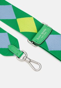 Cinturino in tessuto verde con motivo a diamante blu e giallo, chiusura in metallo argentato e etichetta verde con la scritta "kate spade NEW YORK."
