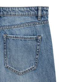 Vue arrière d'un jean en denim bleu montrant une poche arrière unique, un passant de ceinture et des coutures détaillées sur le tissu.