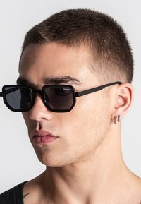 Gianni Kavanagh Aurinkolasit - black