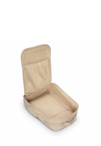 Beige rejsetaske med lynlåsåbning, blødt materiale, indvendig mesh-lomme og glat, rummelig indre til organisering af genstande.