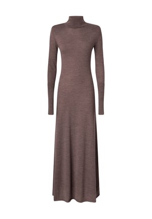 Robe en maille marron à manches longues avec un col roulé haut et un corsage ajusté qui s'étend en une jupe droite.