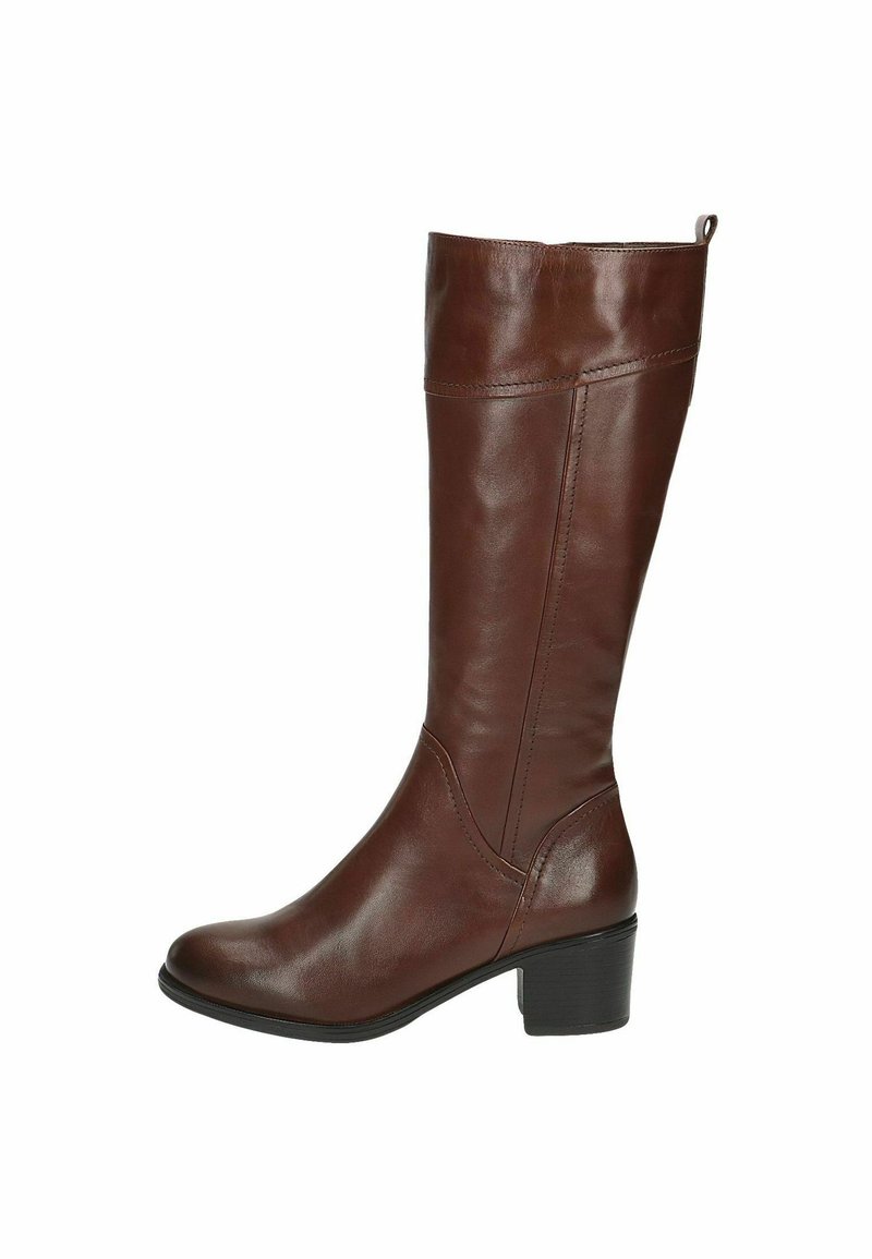Botte en cuir marron hauteur genou avec un bout légèrement arrondi, un petit talon carré, des surpiqûres, et une languette en haut pour un enfilage facile.