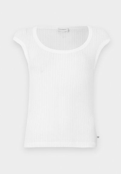 Άσπρο ριμπ τοπ χωρίς μανίκια με στρογγυλή λαιμόκοψη και κοντά μανίκια, κατασκευασμένο από μαλακή υφή με διακριτική ετικέτα του brand στο κάτω μέρος.