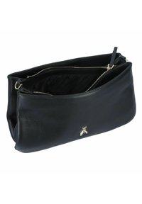 Borsa in pelle nera con superficie texturizzata, dotata di una chiusura con zip, una tasca interna e un accento metallico a forma di ape sul davanti.