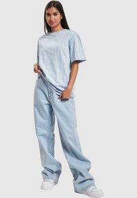 Karl Kani SMALL SIGNATURE PINSTRIPE OS - Majica kratkih rukava s printom - lightblue white