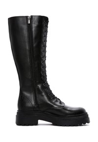 Stivale in pelle nera al ginocchio con zip laterale, allacciatura frontale, suola spessa scanalata e texture liscia. Presenta un design robusto e un tacco piatto.
