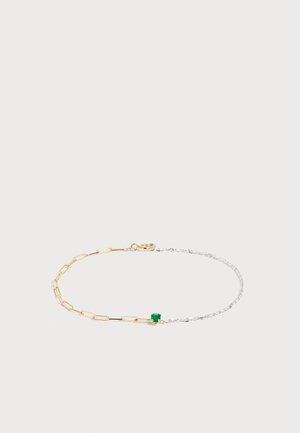 Delicaat armbandje met half gouden rechthoekige schakels, half zilveren ketting, en een kleine groene edelsteen in het midden.