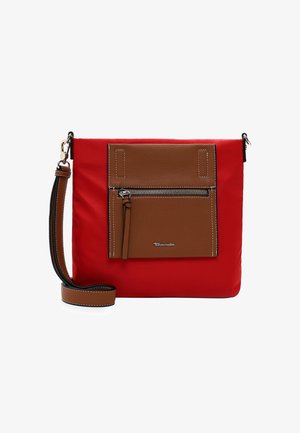 Sarkans neilona plecu maisiņš ar brūnu ādas priekšējo kabatu. Aprīkots ar rāvējslēdzēju, regulējamu jostu un baltajiem šuvēm.