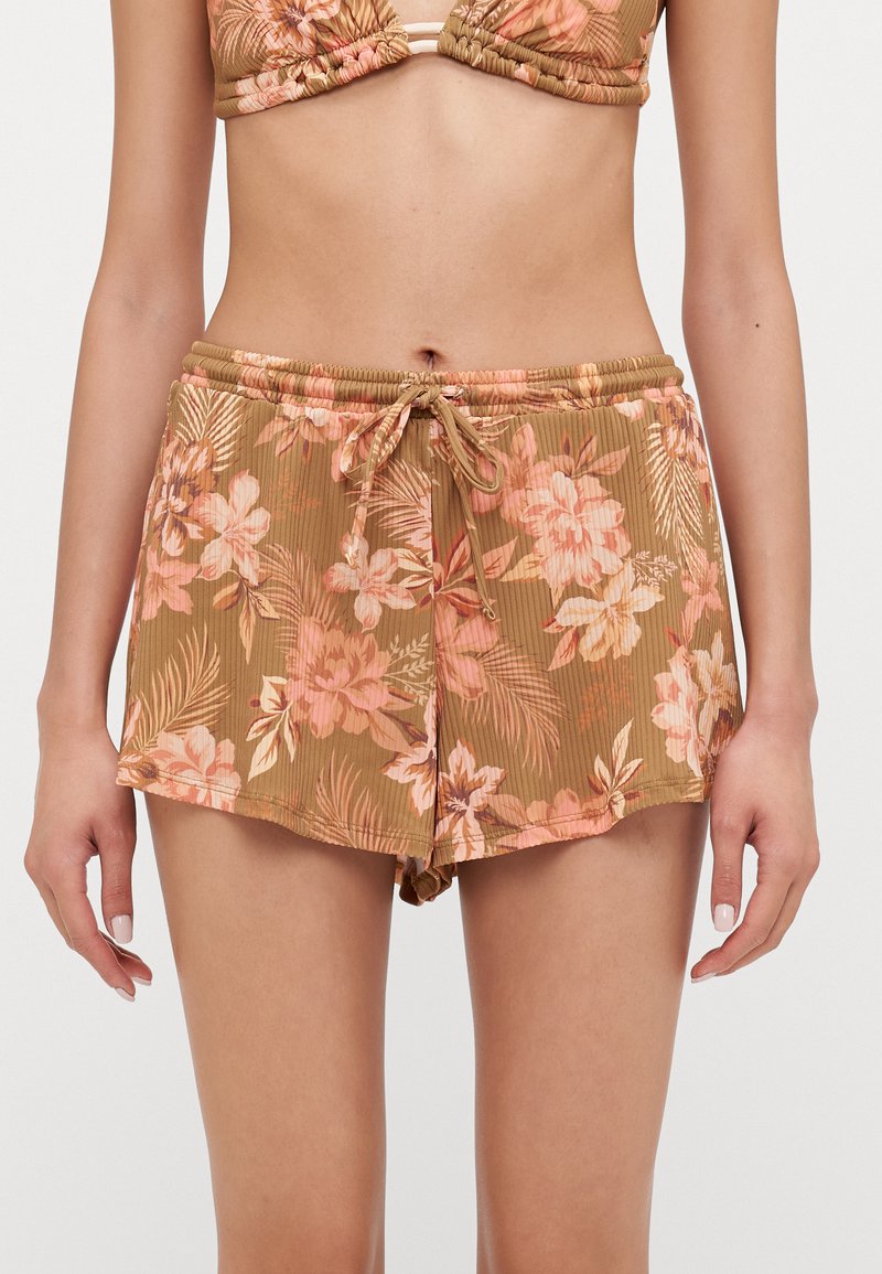 Shorts de bain bruns à motif floral avec une texture côtelée, ornés de fleurs roses et de feuilles vertes, avec une taille élastique dotée d'un cordon de serrage.