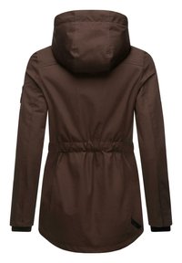 Chaqueta exterior marrón con capucha, cintura ajustable con cordón y puños ajustados. Textura suave con un ligero brillo y acento de logo en el costado.