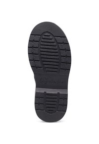 Suola di scarpa in gomma nera con un motivo testurizzato, caratterizzata da scanalature orizzontali e un logo circolare incorporato vicino al tallone. Nessun marchio visibile.