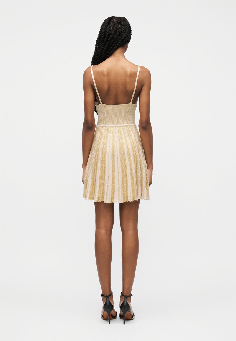 gold jenny packham dress M Missoni Dress Blush/Gold Metallic Scallop Knit Size 42 Sleeveless Fi –  Celebrity Owned main image 0