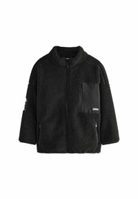 Veste en polaire noire avec une surface texturée, col haut, fermeture éclair à l'avant et une poche poitrine avec un détail en tissu noir.
