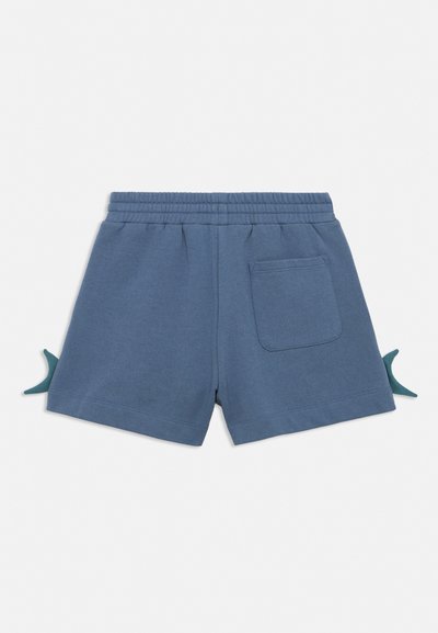 Short bleu pour enfant avec taille élastique, une poche arrière et petits détails en tissu en forme de nageoire sur les côtés.