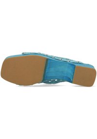Turkos slip-on sko med flätad ovandel, stadig gummisula, silvernitar längs sidan och texturerad innersula för bra grepp.