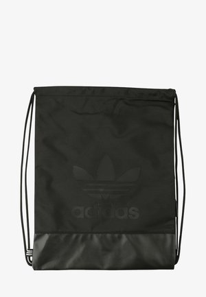 Bolsa de cordón negra de Adidas con tela texturizada, logotipo y diseño de trébol en el centro, y panel inferior liso con dos correas laterales delgadas.