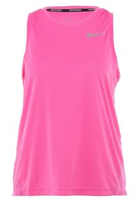Růžové sportovní tílko bez rukávů vyrobené z látky odvádějící vlhkost. Má kulatý výstřih a síťované boční panely pro lepší větrání.