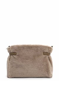 Beige faux fur tas met een zachte textuur, rechthoekige vorm en leren accenten aan de zijkanten. Voorzien van een ritsluiting voor extra veiligheid.