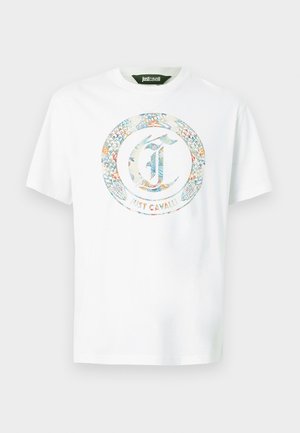 Camiseta blanca de manga corta con logo circular de patrón floral colorido y texto "Just Cavalli" en el centro frontal.