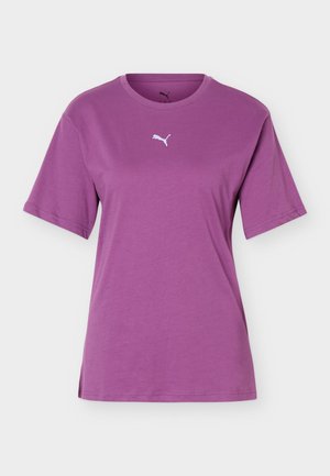 Lila Puma-T-Shirt mit kurzen Ärmeln, Rundhalsausschnitt und weißem Puma-Logo mittig auf der Brust, vor einfarbigem Hintergrund dargestellt.