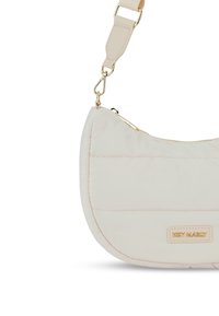 Sac à épaule en crème rembourré, de forme courbée, avec des accents en métal doré et un patch logo. Il dispose d'une fermeture zippée et d'une bandoulière ajustable.