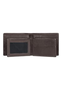 Cartera de cuero marrón con múltiples ranuras para tarjetas y una ventana transparente para identificación; presenta costuras blancas y un acabado suave y texturizado.