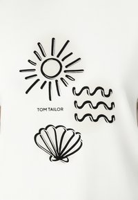 Bílá látková košile s černou grafikou: slunce, vlnité čáry a mušle, s textem "TOM TAILOR" pod designem slunce.