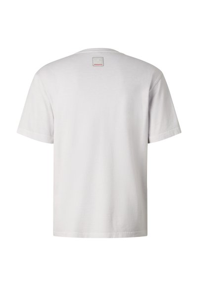 T-shirt blanc uni à manches courtes vu de dos avec une petite étiquette rectangulaire près de l'encolure.