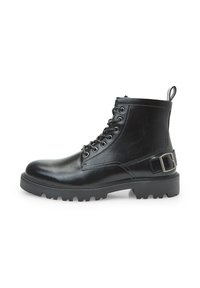 Stivale da combattimento in pelle nera con lacci, occhielli metallici, suola robusta, linguetta sul tallone e una striscia decorativa con fibbia sul lato.