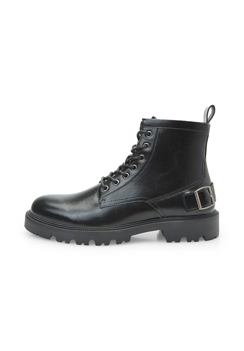 Stivale da combattimento in pelle nera con lacci, occhielli metallici, suola robusta, linguetta sul tallone e una striscia decorativa con fibbia sul lato.