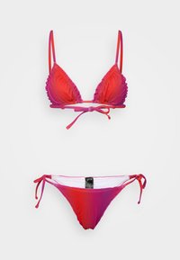 Bikini set u gradijentnoj ružičastoj i crvenoj boji. Gornji dio ima oblik trokuta s volanima i podesivim trakama. Donji dio ima vezivanje sa strane.